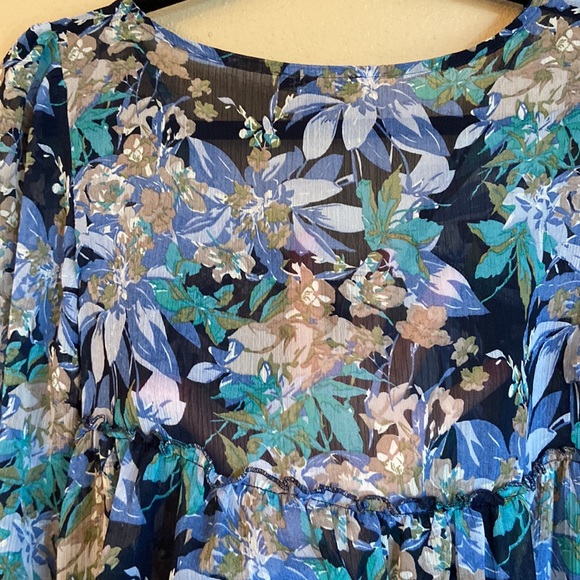 EXPRESS Size S Blue Floral Ruffled Tiered V-Neck Semi-Sheer Hi-Low Blouse - Picture 13 of 16